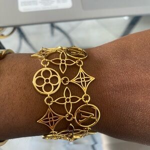 Elegant Gold Bracelet